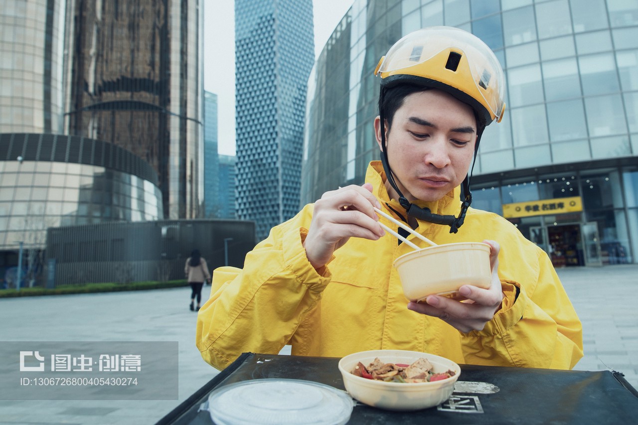 風(fēng)塵中的煙火氣 戶外吃飯的青年外賣員與他的遞送人生